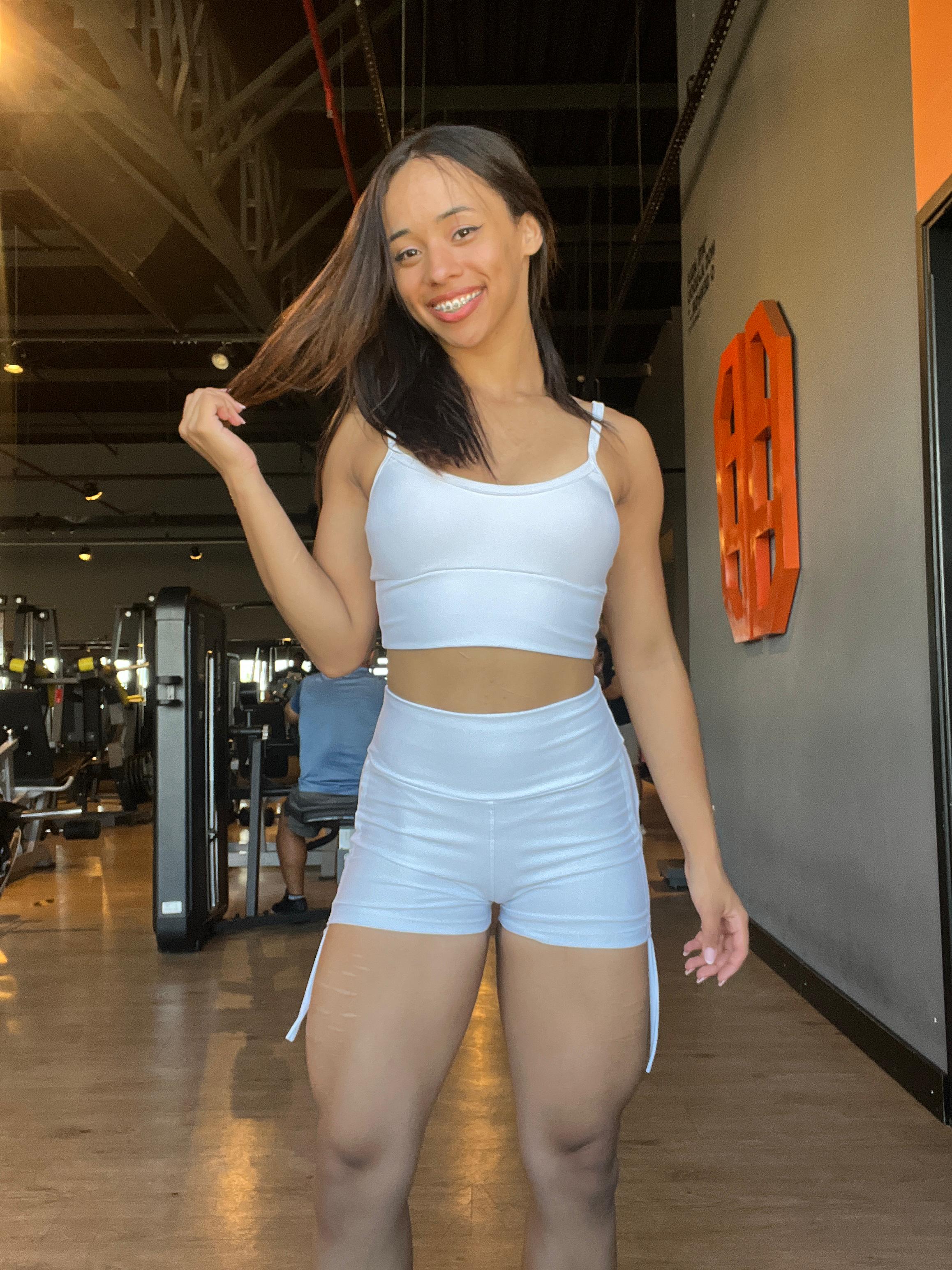 Conjunto - Branco - Shorts com cordão na lateral  e Top com bojo removível em Poliamida, Confortável e Sem Transparência