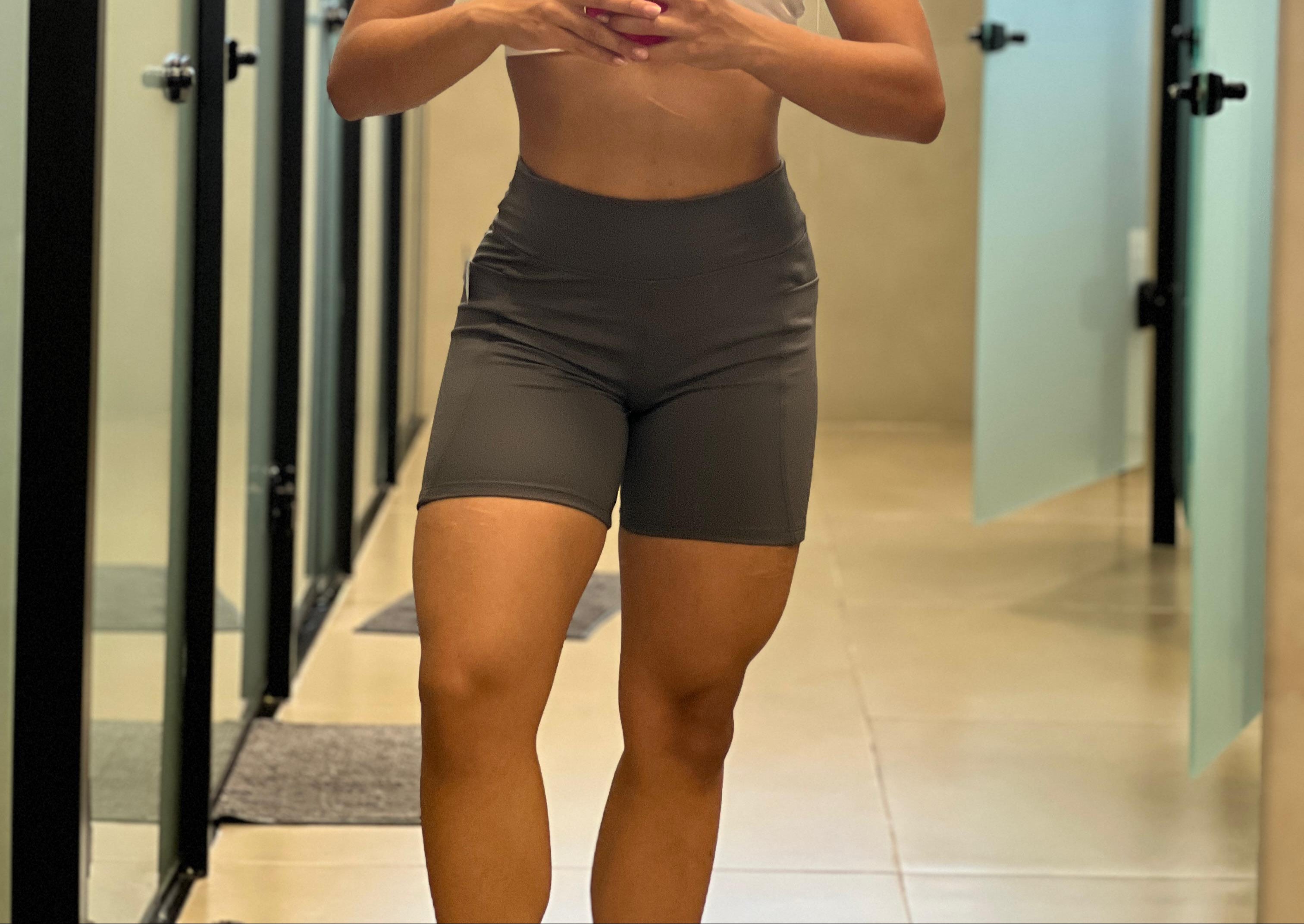 Shorts Com Bolso - Academia - Corrida - Cinza em Poliamida, Confortável e Sem Transparência