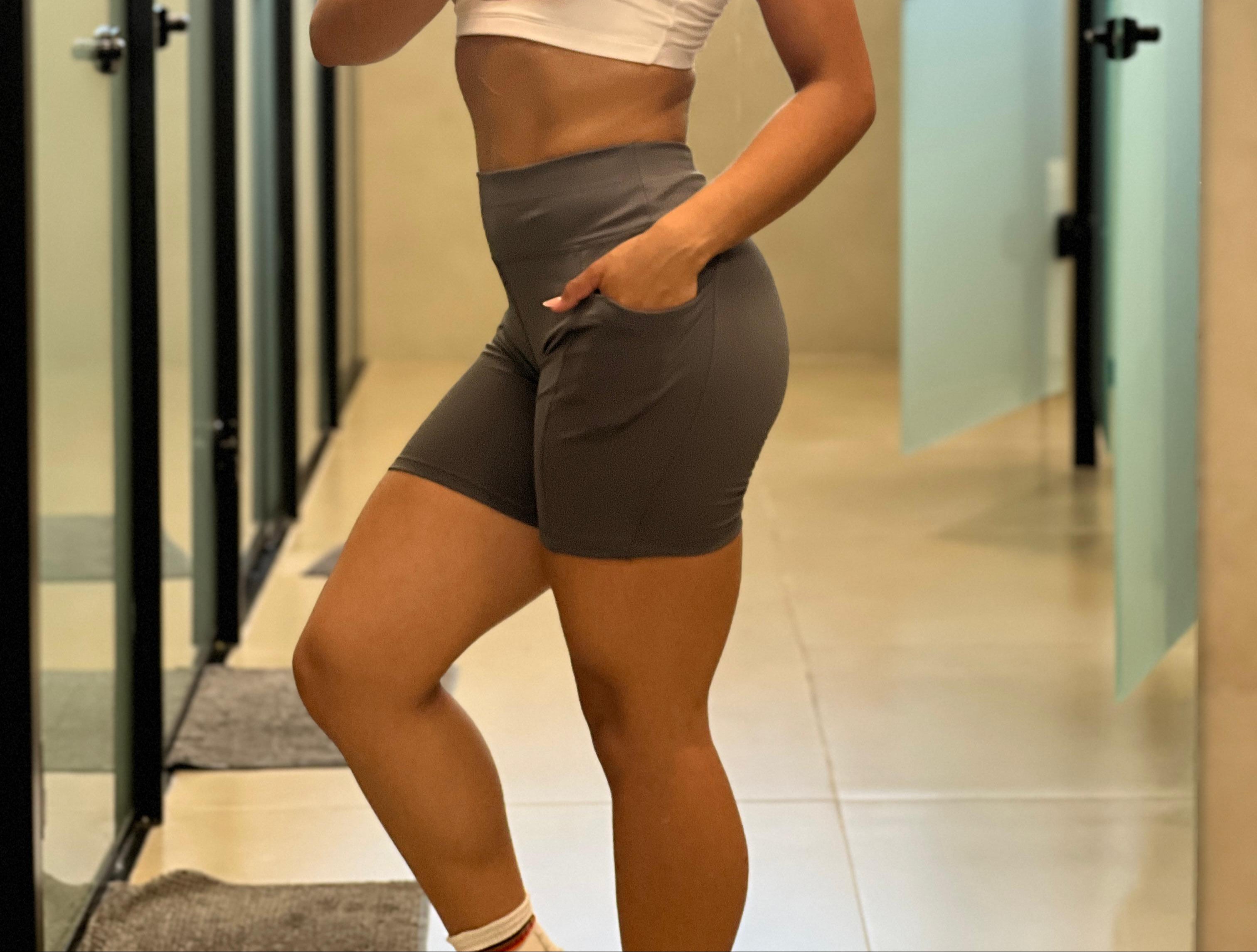 Shorts Com Bolso - Academia - Corrida - Cinza em Poliamida, Confortável e Sem Transparência
