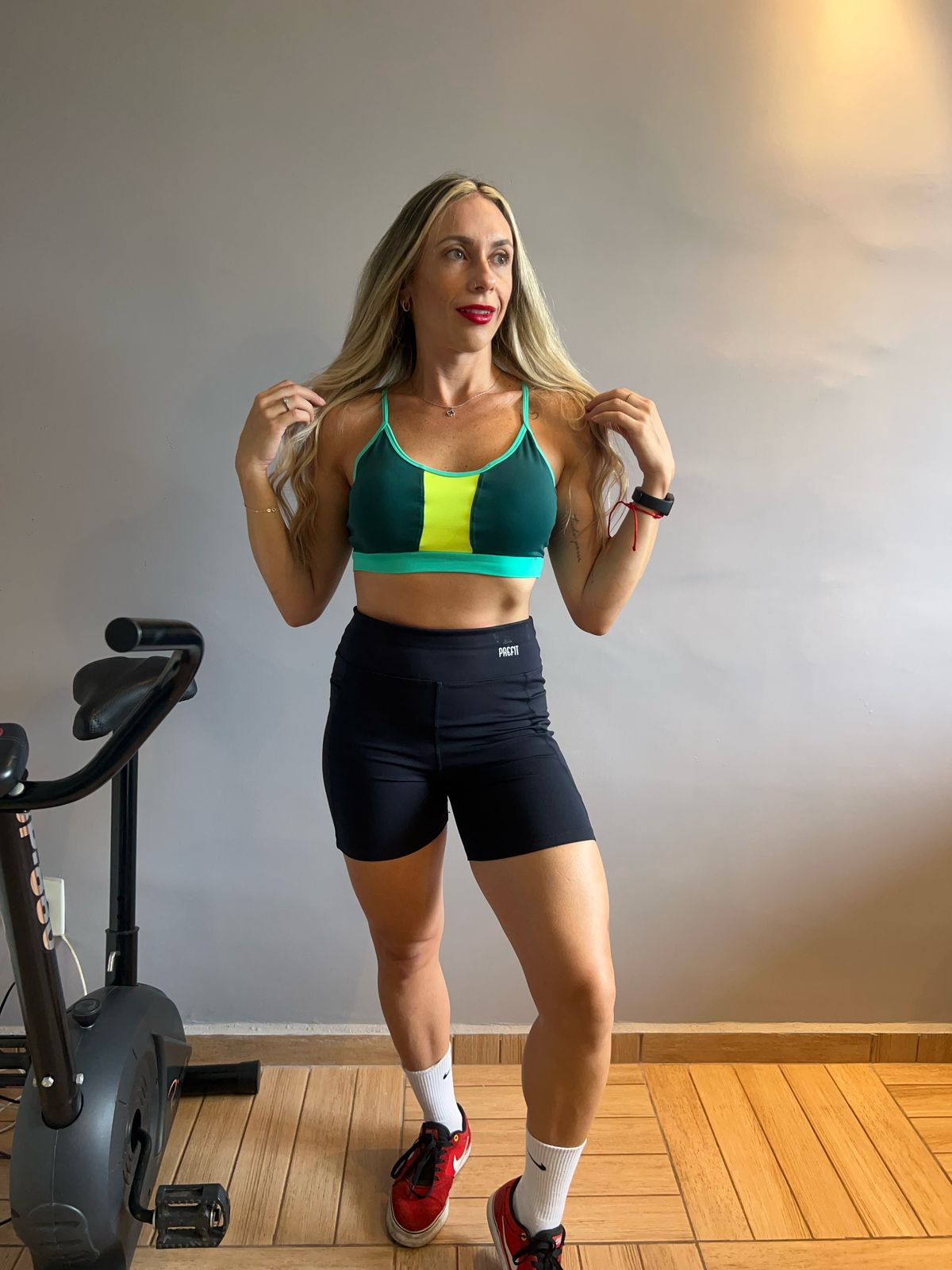 TOP FITNESS COM BOJO REMOVÍVEL VERDE - Poliamida Premium, Confortável e Durável para Mulheres Ativas