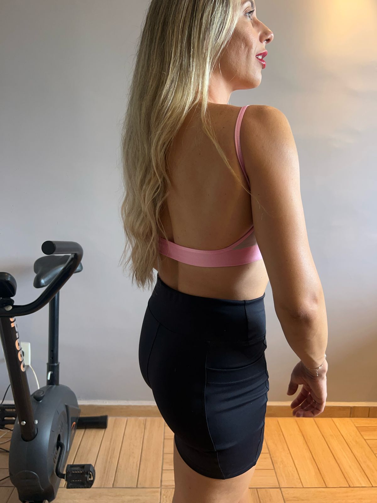 TOP FITNESS COM BOJO REMOVÍVEL CINZA ACETINADO - Poliamida Premium, Confortável e Durável para Mulheres Ativas