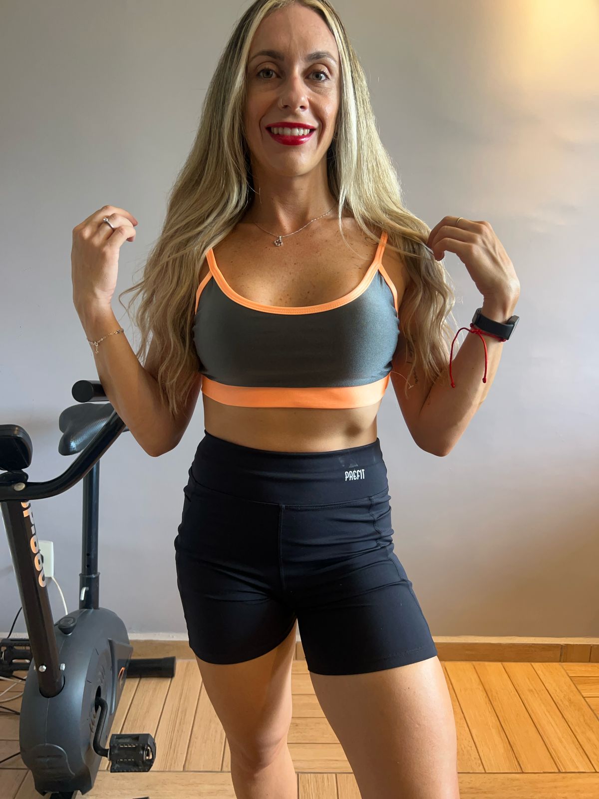 TOP FITNESS COM BOJO REMOVÍVEL CINZA COM LARANJA ACETINADO - Poliamida Premium, Confortável e Durável para Mulheres Ativas