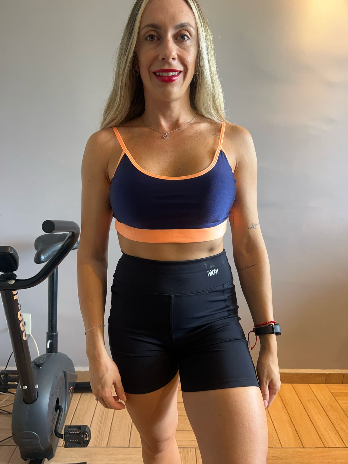 TOP FITNESS COM BOJO REMOVÍVEL AZUL MARINHO COM LARANJA ACETINADO - Poliamida Premium, Confortável e Durável para Mulheres Ativas