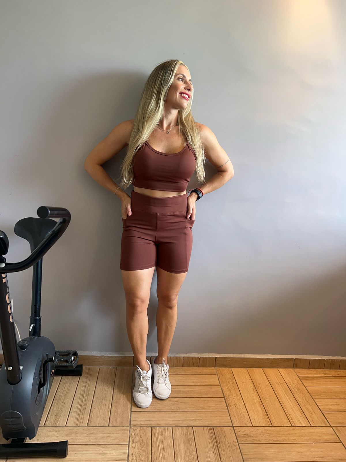 Shorts Com Bolso - Academia - Corrida - Marrom em Poliamida, Confortável e Sem Transparência