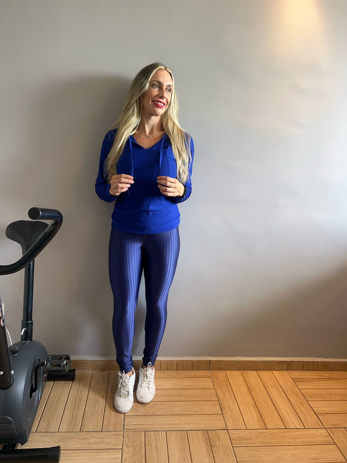 Blusa de Frio Fitness Feminina Azul com Capuz Dry Fit - Confortável e Durável para Academia e Treino