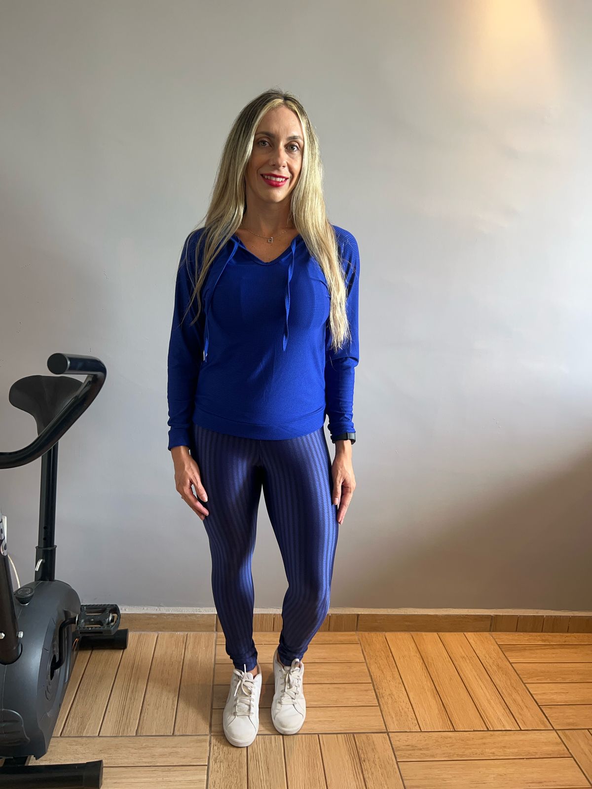 Blusa de Frio Fitness Feminina Azul com Capuz Dry Fit - Confortável e Durável para Academia e Treino