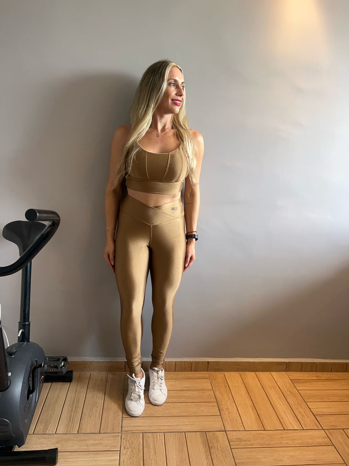 Conjunto - Dourado - Calça e Top com bojo removível, Confortável e Zero Transparência