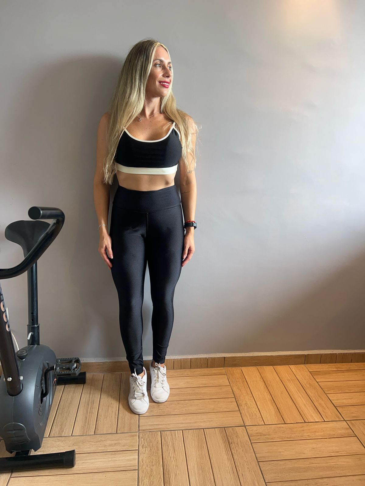 Calça legging Preta acetinada - Poliamida | Roupa Fitness Confortável para Mulheres