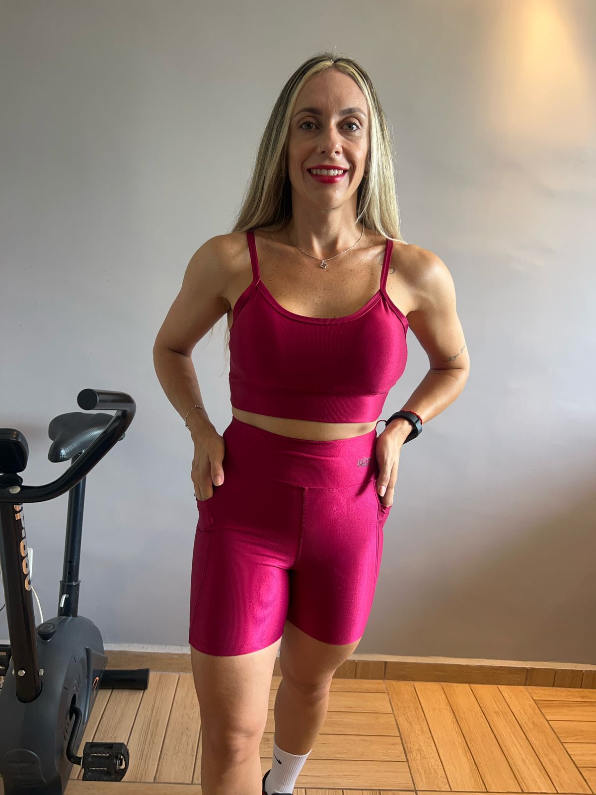 Conjunto - Vermelho acetinado - Shorts com bolso e Top com bojo removível, Confortável e Zero Transparência para academia ou corrida