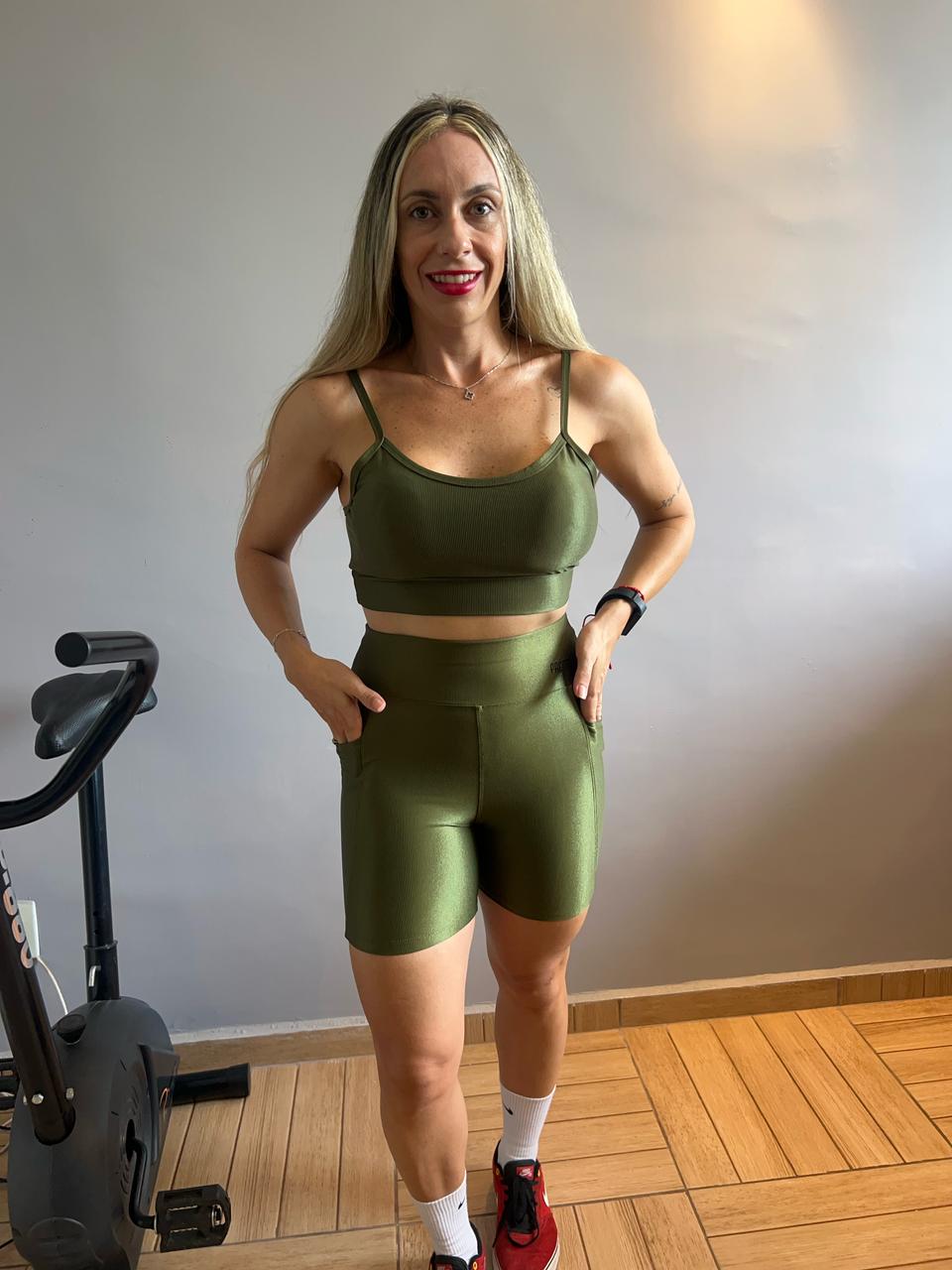 Conjunto - Verde Musgo acetinado - Shorts com bolso e Top com bojo removível, Confortável e Zero Transparência para academia ou corrida