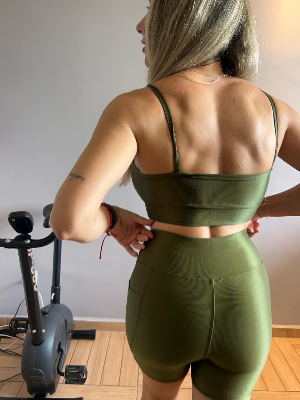 Conjunto - Verde Musgo acetinado - Shorts com bolso e Top com bojo removível, Confortável e Zero Transparência para academia ou corrida
