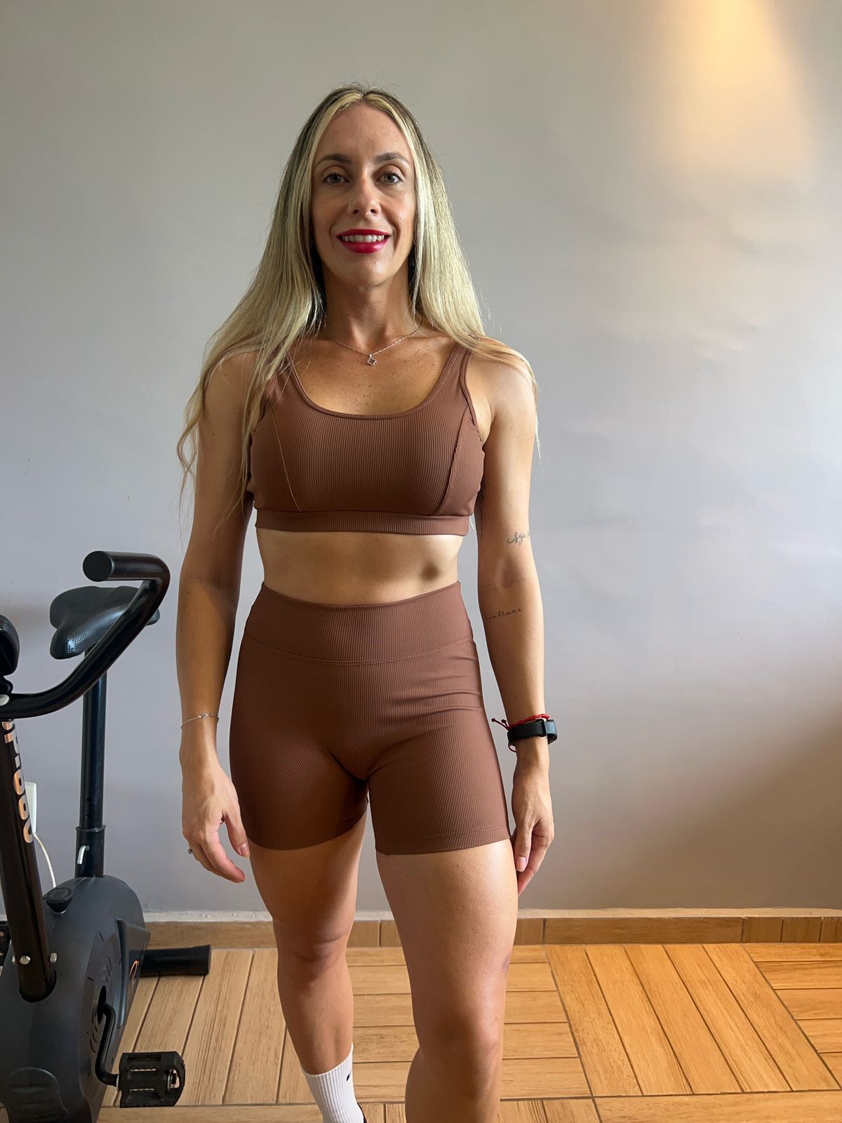 Conjunto - Marrom - Shorts e Top com bojo removível, Poliamida premium - Confortável e Zero Transparência para academia