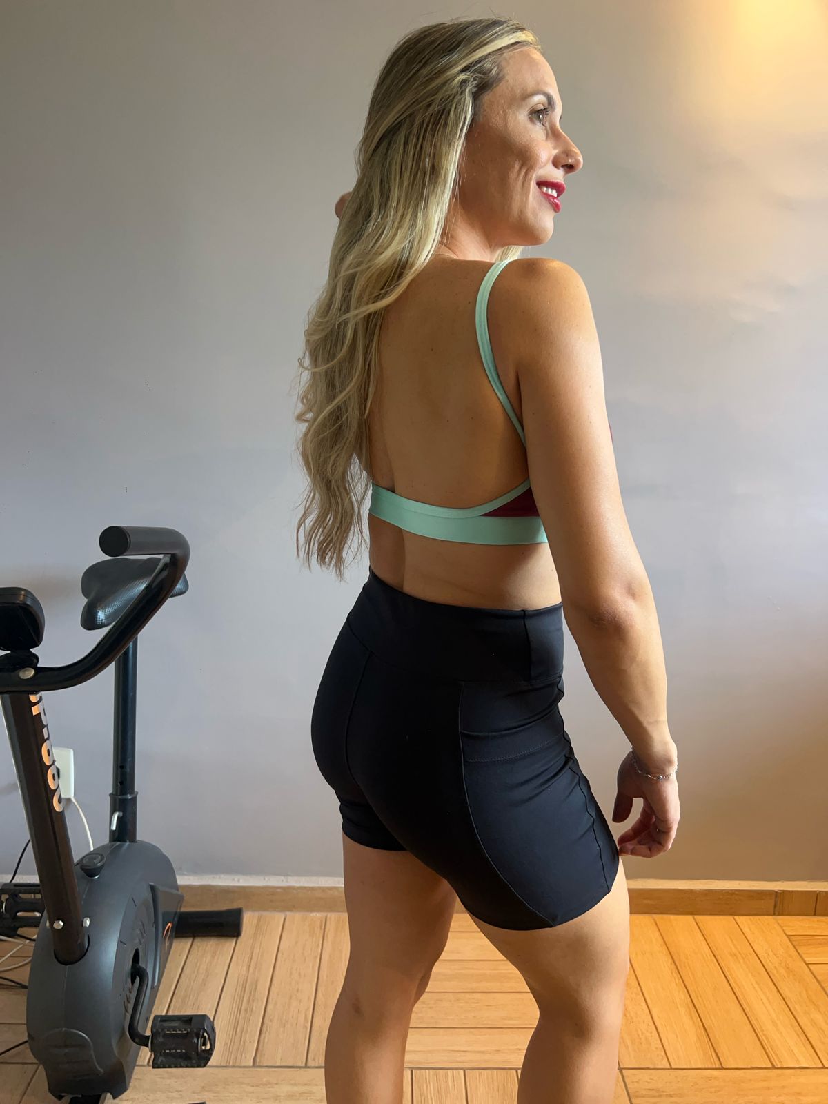 TOP FITNESS COM BOJO REMOVÍVEL VINHO COM VERDE ACETINADO - Poliamida Premium, Confortável e Durável para Mulheres Ativas